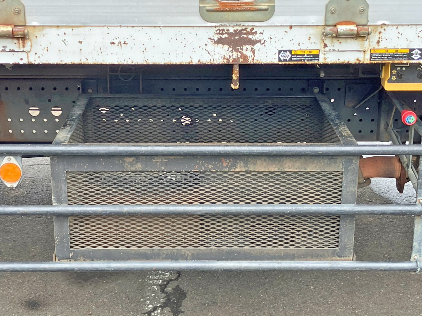 運転席側にリン木入れがあります。|いすゞ フォワード LPG-FTR90S2の写真28