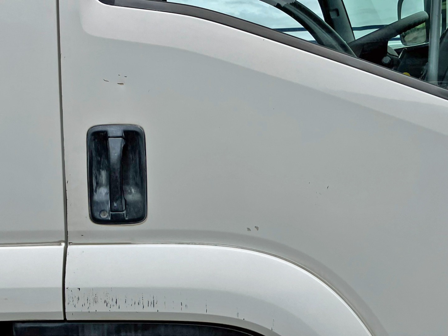 運転席側ドアにキズ・ヘコミがあります。|いすゞ フォワード LPG-FTR90S2の写真32