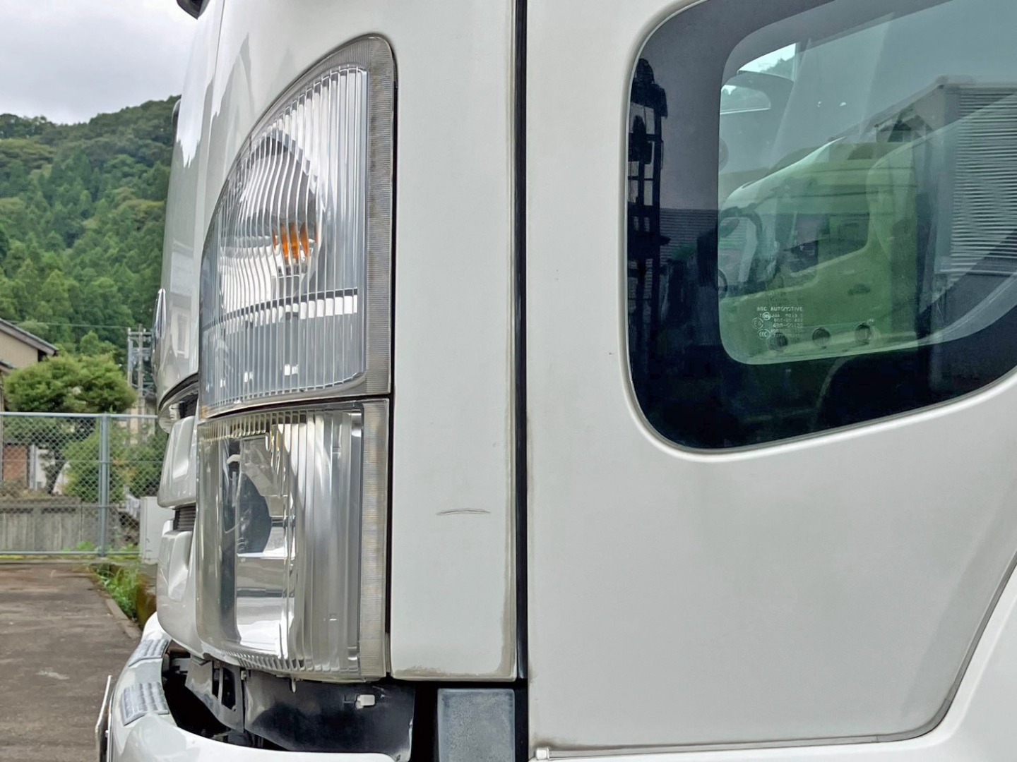助手席側ヘッドライト左中央にキズがあります。|いすゞ フォワード LPG-FTR90S2の写真33