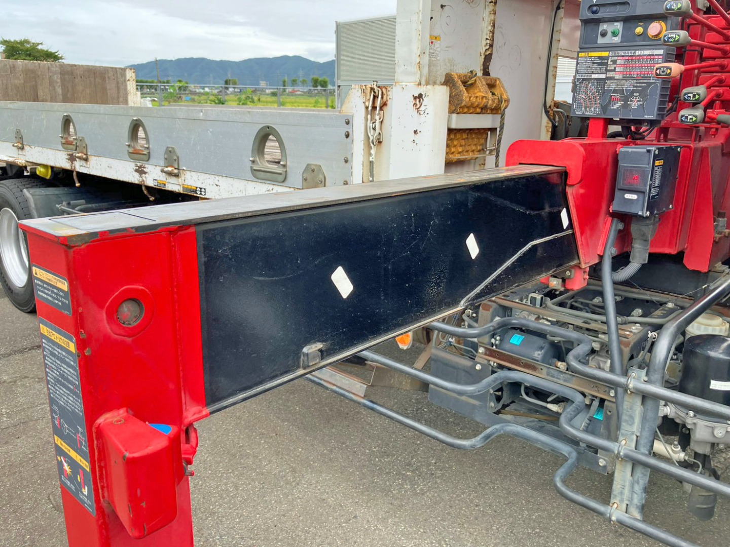 アウトリガーは手動張り出しです。|いすゞ フォワード LPG-FTR90S2の写真35