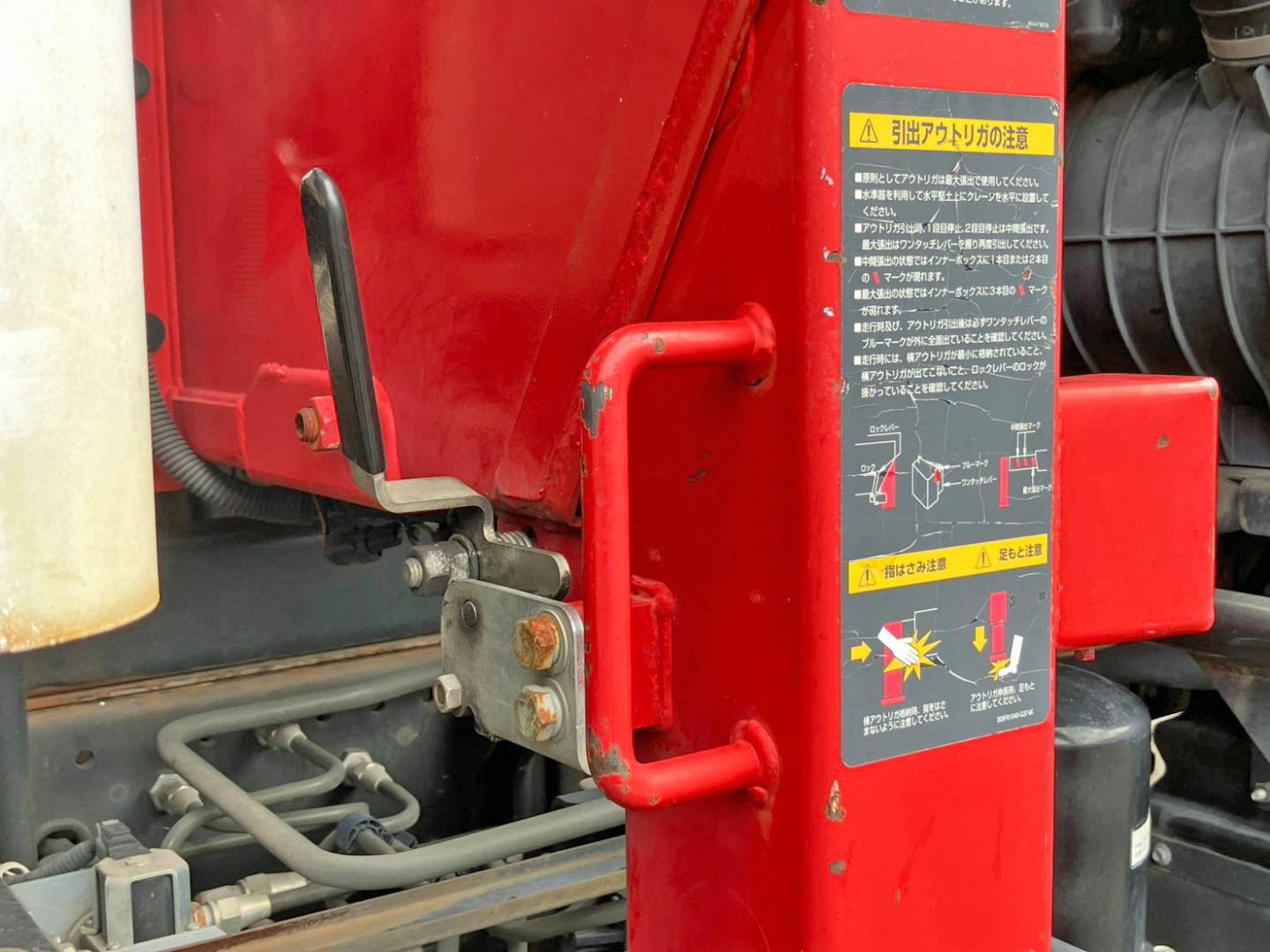 アウトリガーのロックレバーです。|いすゞ フォワード LPG-FTR90S2の写真36