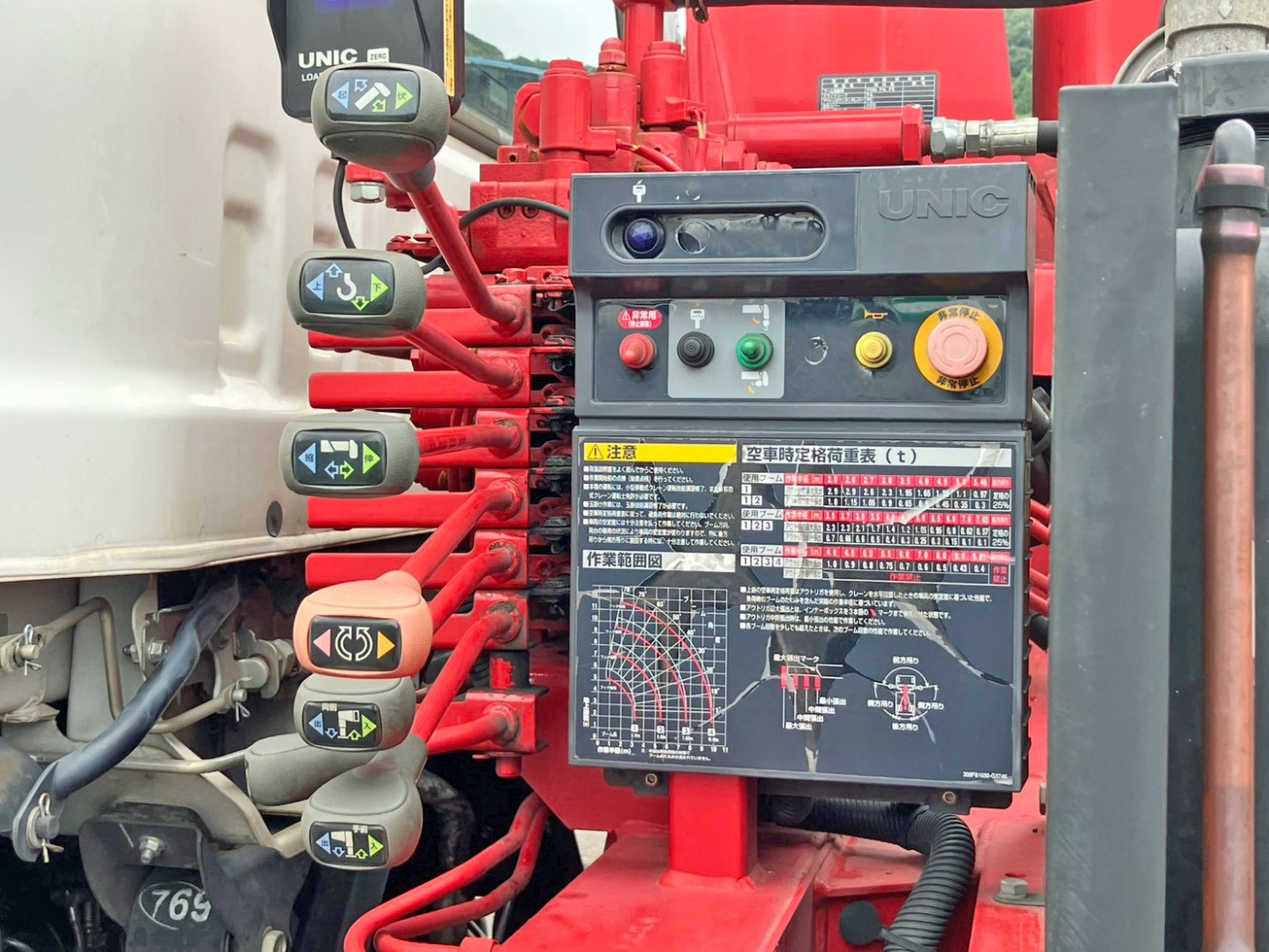 クレーン 及び アウトリガーの操作レバーです。(助手席側)|いすゞ フォワード LPG-FTR90S2の写真38