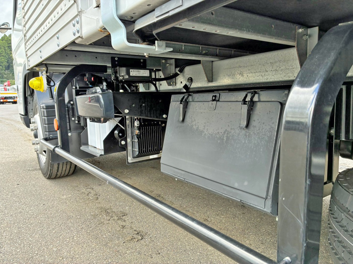 サイドドア下部に工具箱が付いています。|三菱 キャンター 2RG-FEB80(2WD)の写真22