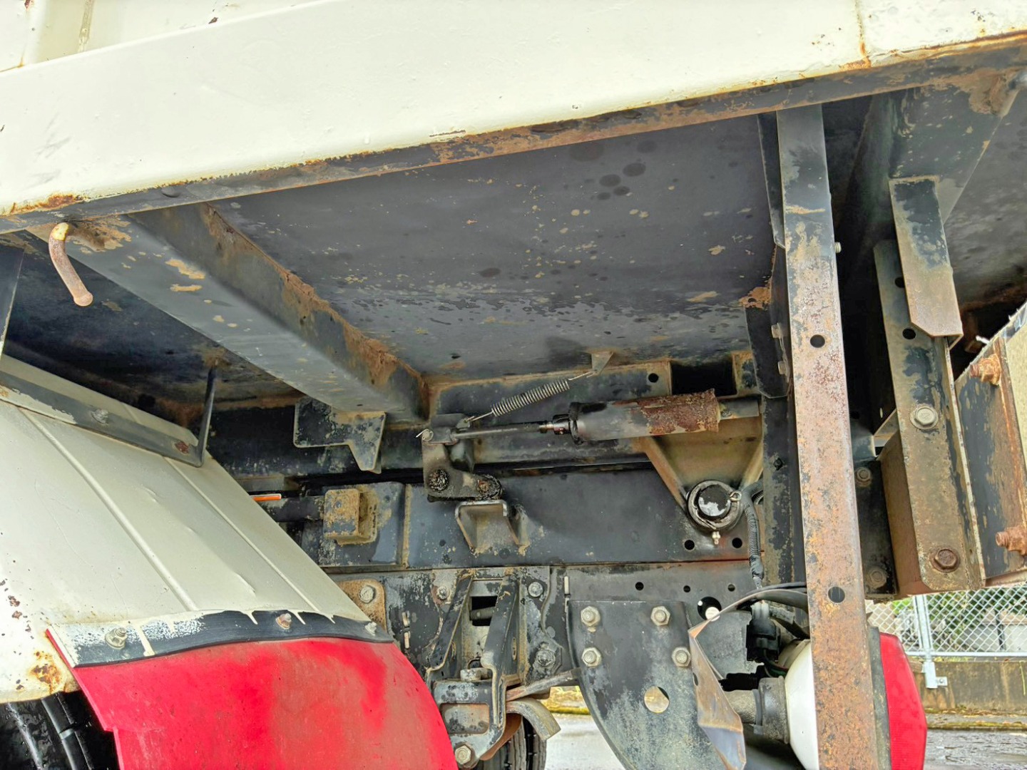 シャーシとネタの状態です。(縦ネタ・横ネタは鉄製です)|いすゞ フォワード TKG-FRR90S1(2WD)の写真6