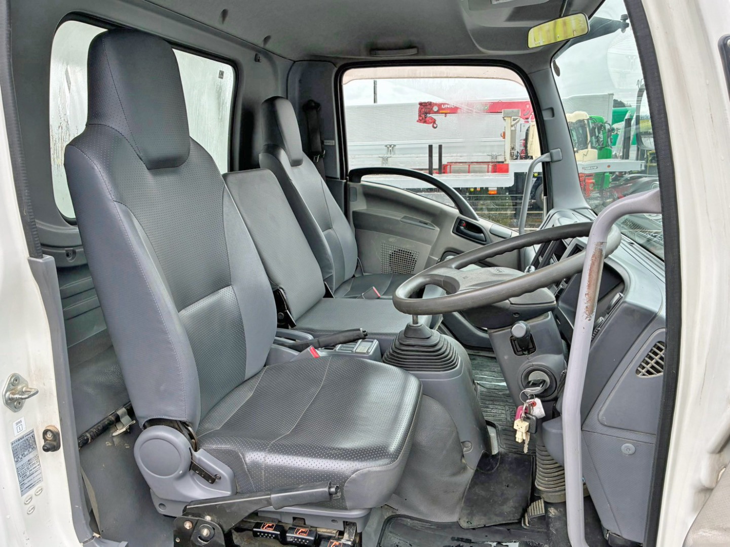 乗車定員は3名です。|いすゞ フォワード TKG-FRR90S1(2WD)の写真7