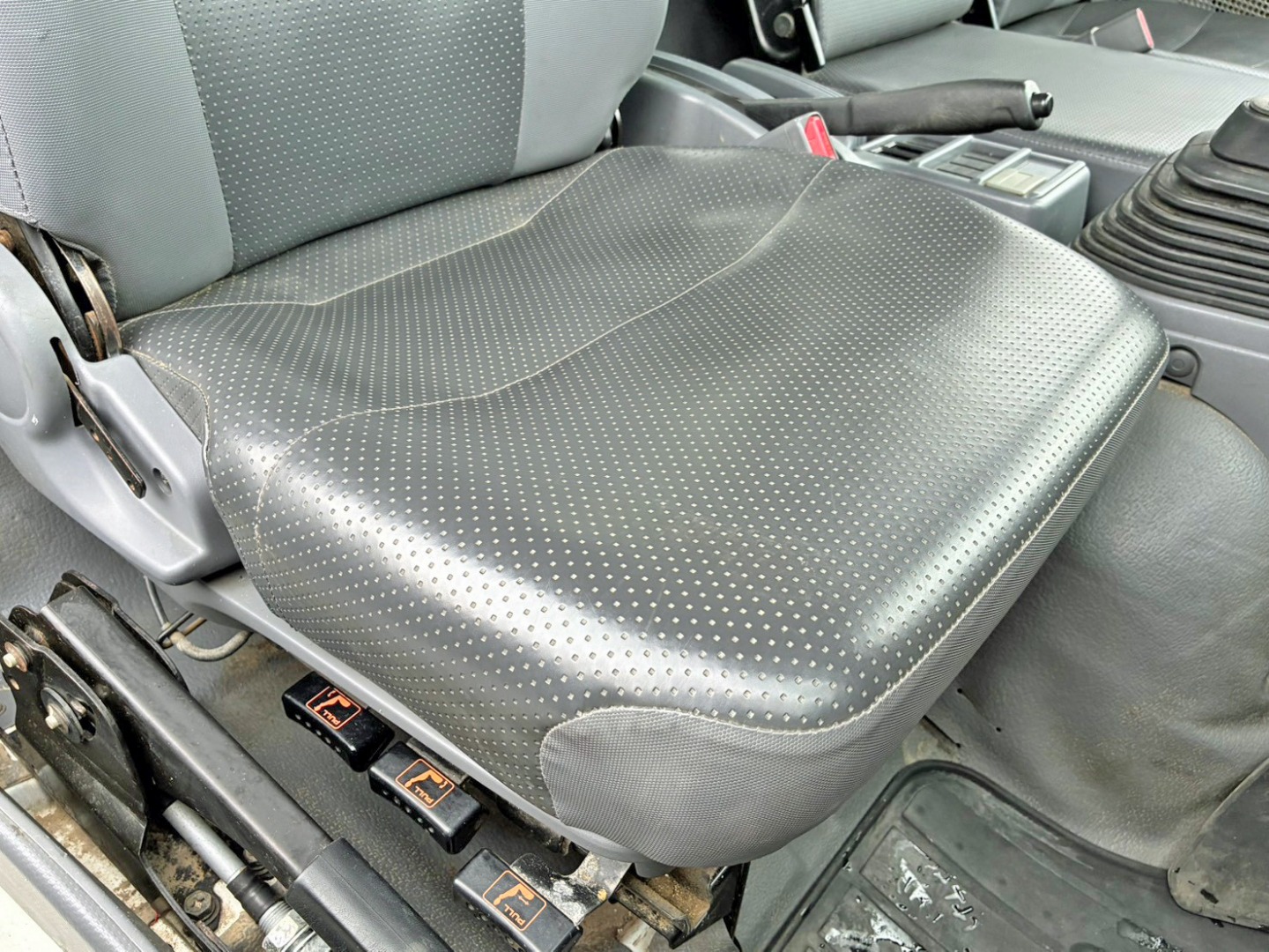 運転席座面にヘタリがあります。|いすゞ フォワード TKG-FRR90S1(2WD)の写真8
