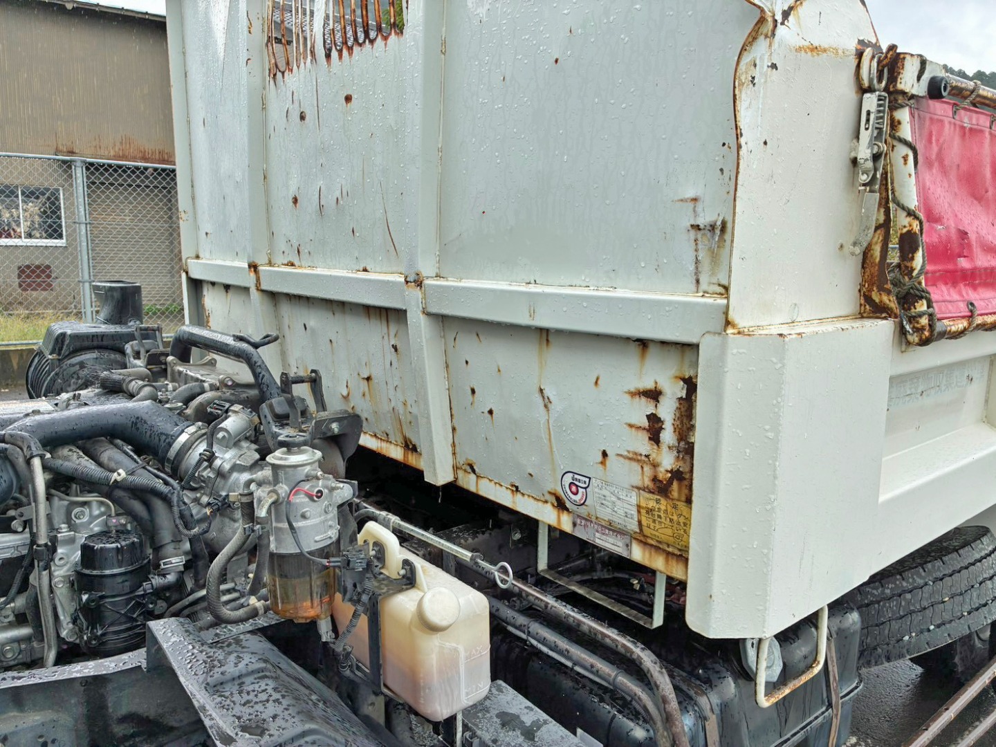前壁下部助手席側にキズ・サビ・膨らみがあります。|いすゞ フォワード TKG-FRR90S1(2WD)の写真20