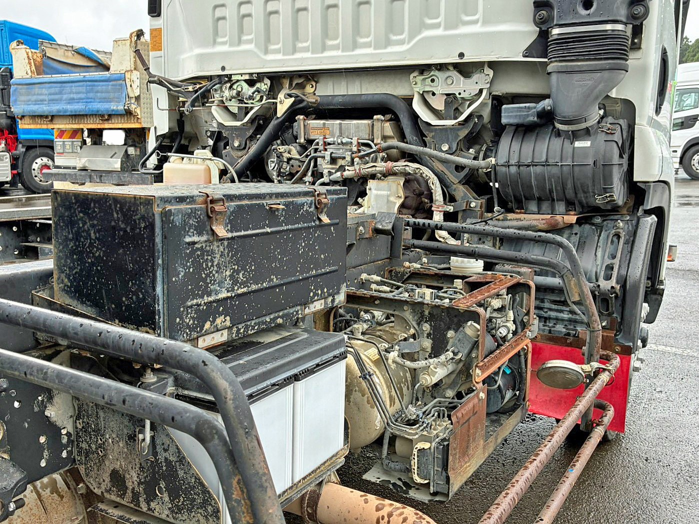 運転席側に工具箱が付いています。|いすゞ フォワード TKG-FRR90S1(2WD)の写真30