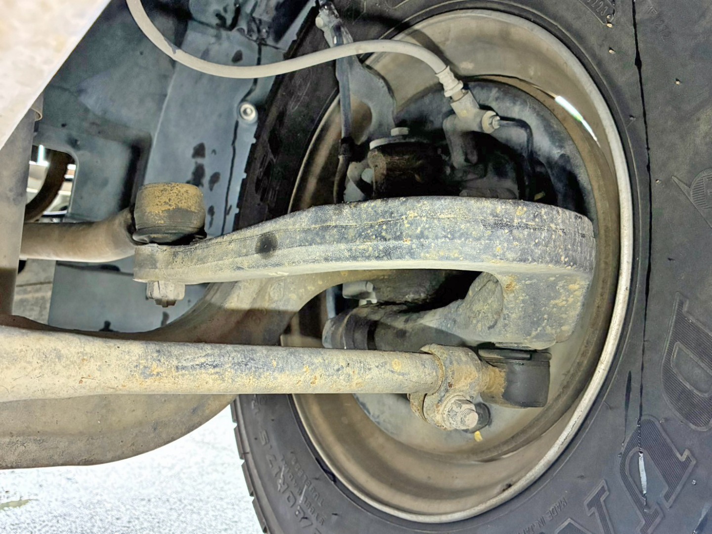 ドラックリンク後方ブーツ 及び タイロッド運手席側のブーツが破れています。|いすゞ フォワード TKG-FRR90S1(2WD)の写真31