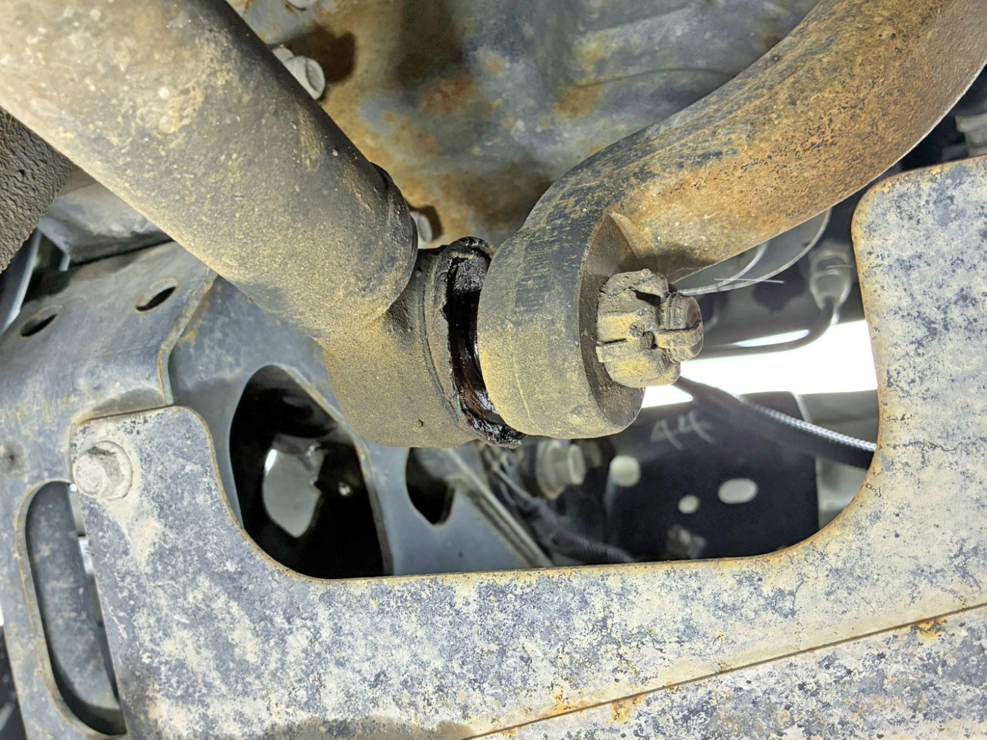 ドラックリンク前方のブーツが破れています。|いすゞ フォワード TKG-FRR90S1(2WD)の写真32
