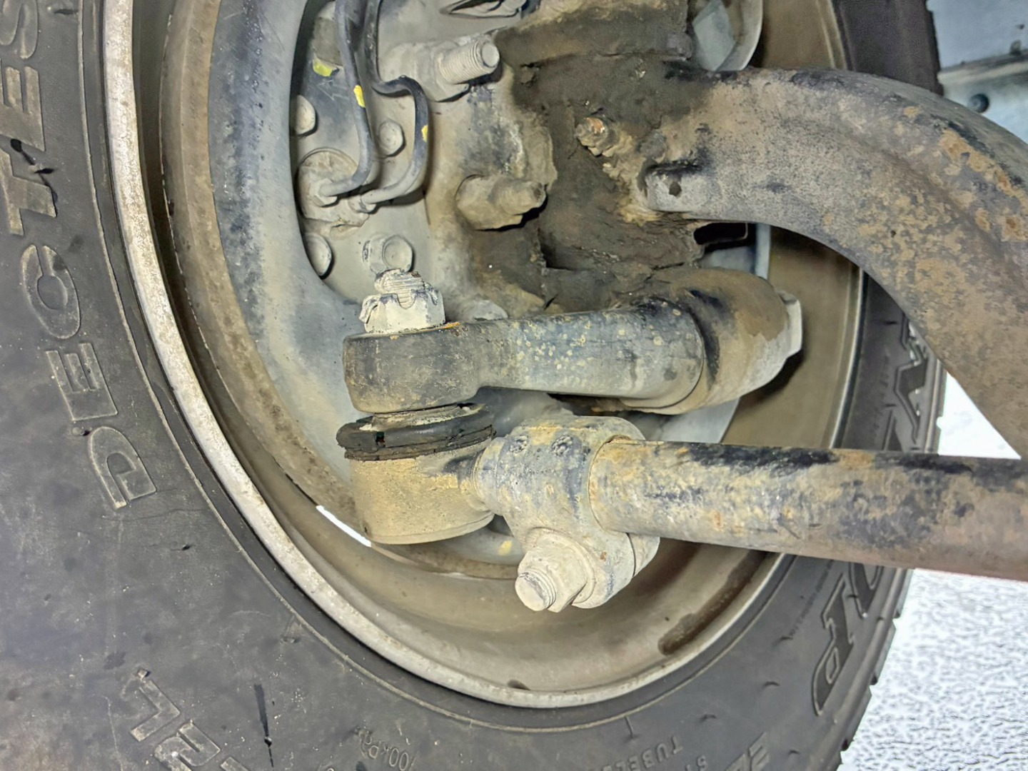 タイロッド助手席側のブーツが破れています。|いすゞ フォワード TKG-FRR90S1(2WD)の写真33