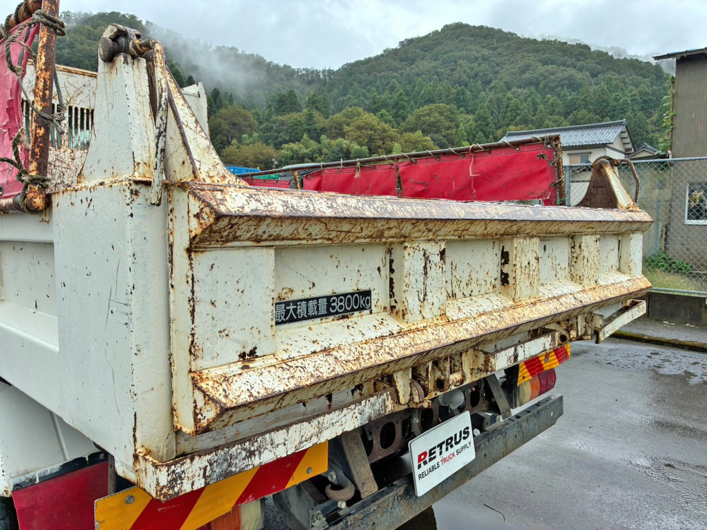 リヤゲート上下にアングル加工されています。(ゲート全体にキズ・サビがあります(助手席側))|いすゞ フォワード TKG-FRR90S1(2WD)の写真36