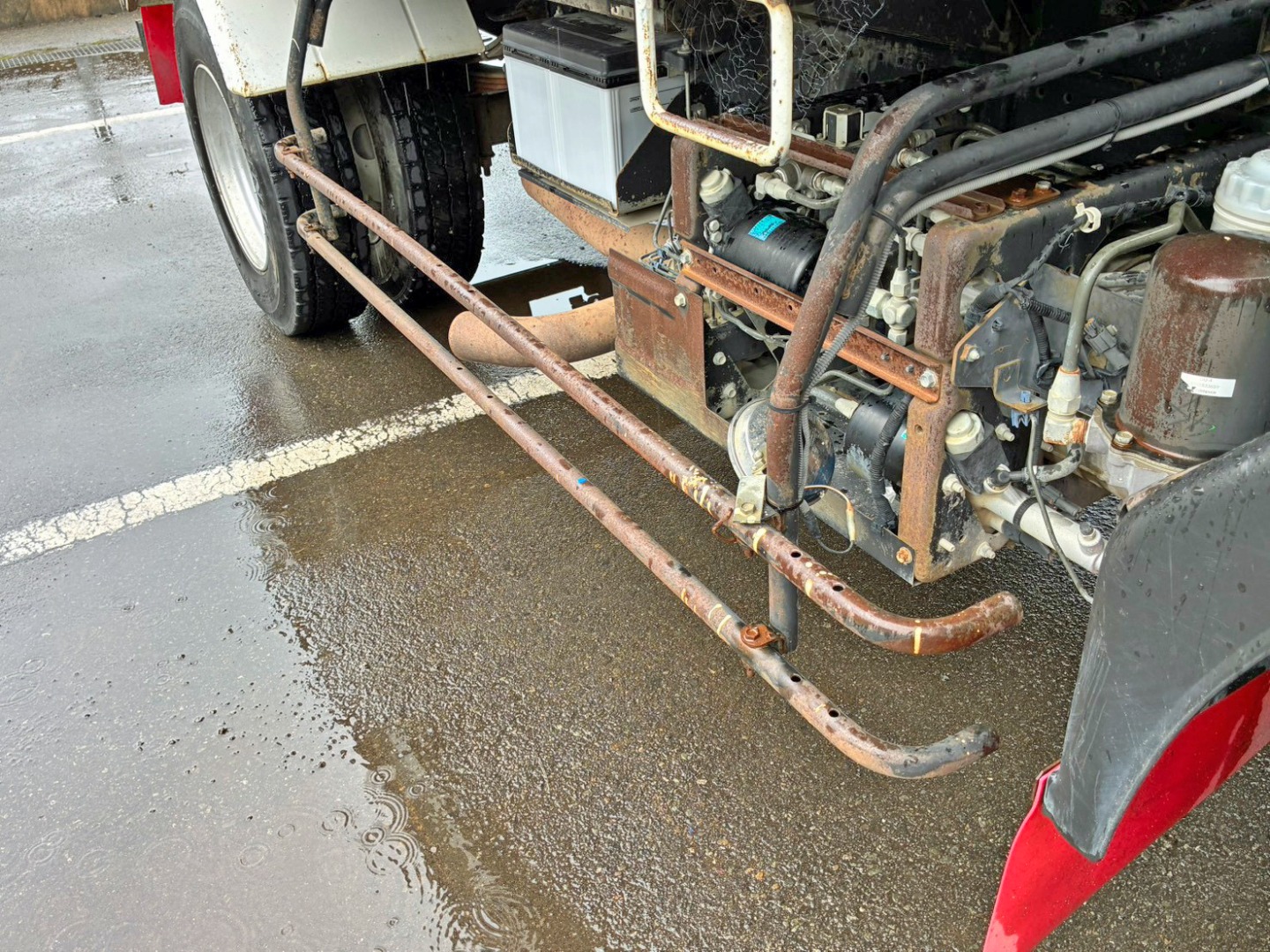 運転席側サイドバンパーに曲がりがあります。|いすゞ フォワード TKG-FRR90S1(2WD)の写真46