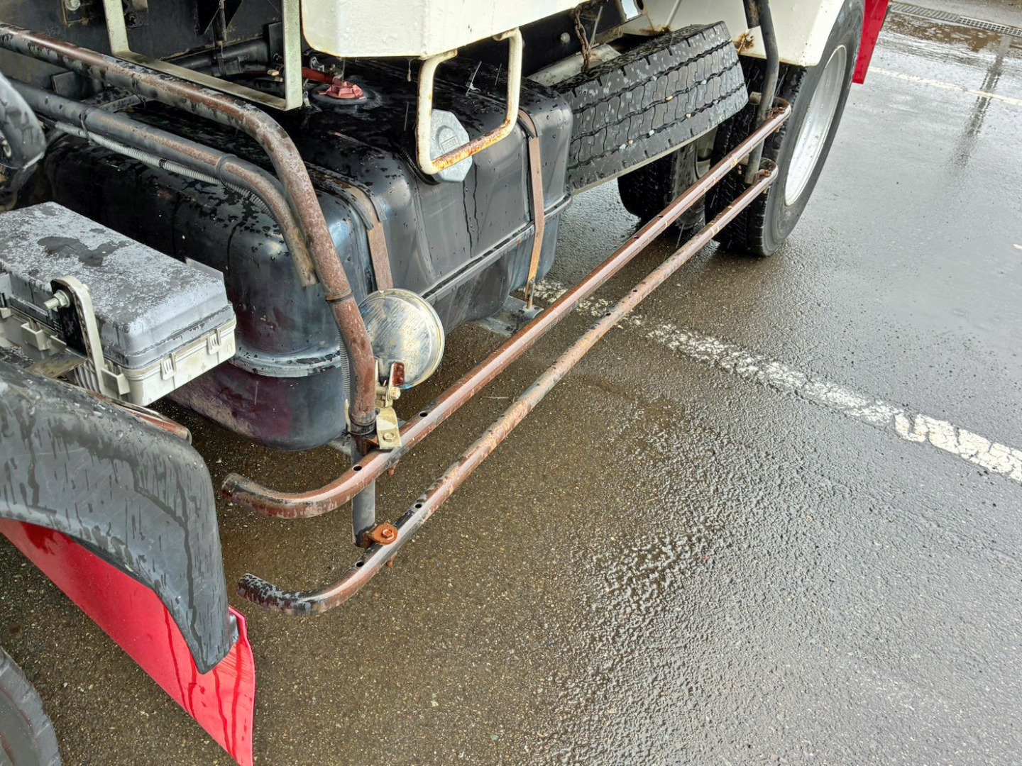 助手席側サイドバンパーに曲がりがあります。|いすゞ フォワード TKG-FRR90S1(2WD)の写真47