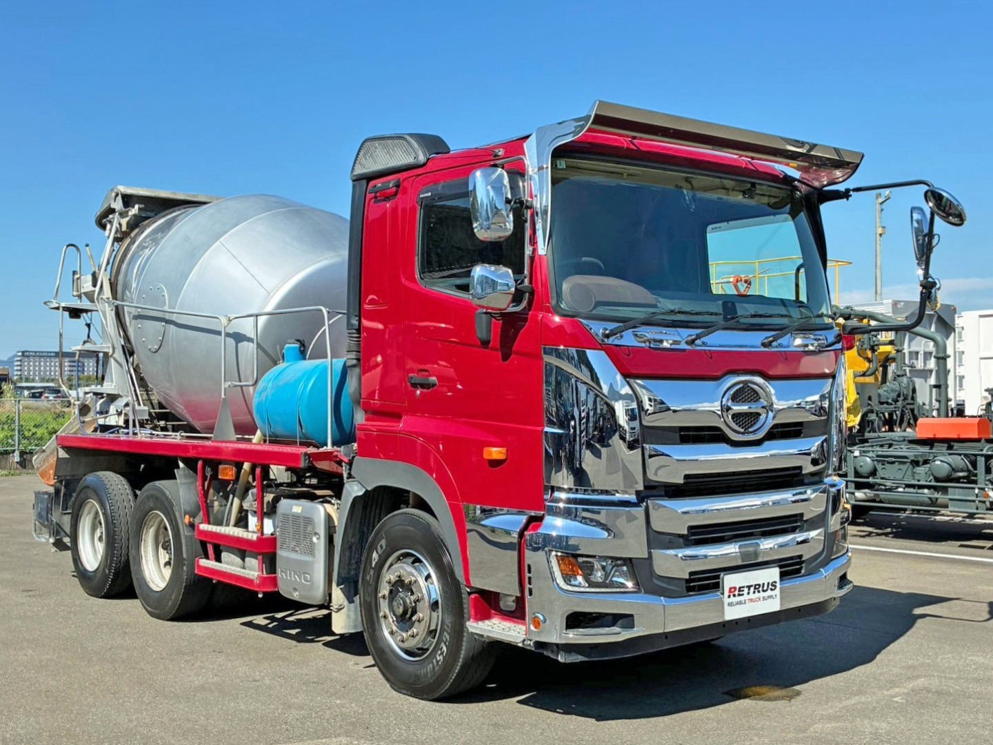 1軸目はメッキホイールです。|日野 プロフィア 2DG-FS1AGAの写真2