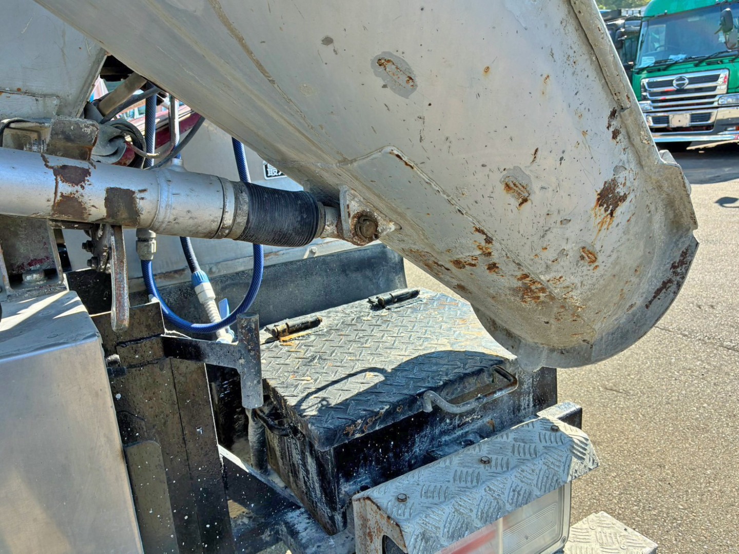 シュートロックを解除した際に下部の箱に接触します。|日野 プロフィア 2DG-FS1AGAの写真19