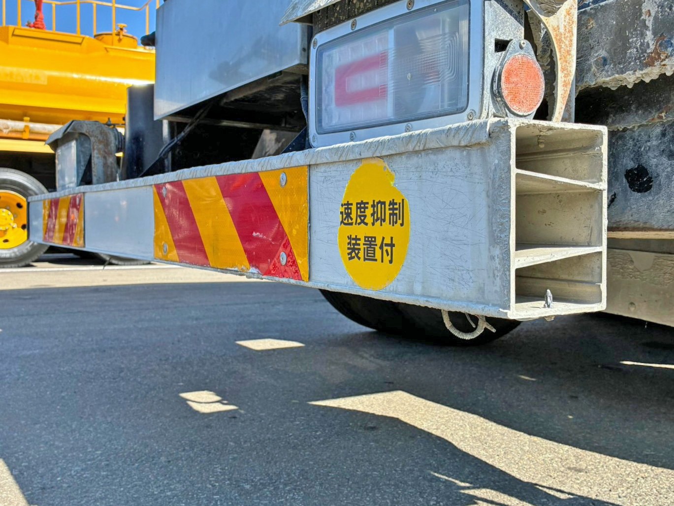 リヤバンパー運転席側カバー欠品しています。|日野 プロフィア 2DG-FS1AGAの写真21