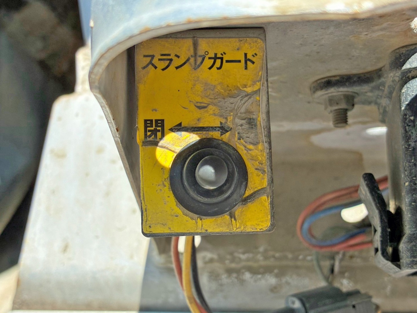 ホッパーカバーの開閉スイッチです。(キャビン内の電源ONで作動します)|日野 プロフィア 2DG-FS1AGAの写真28