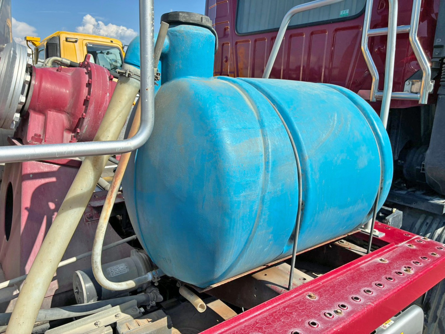 運転席側に水タンクが付いています。|日野 プロフィア 2DG-FS1AGAの写真30
