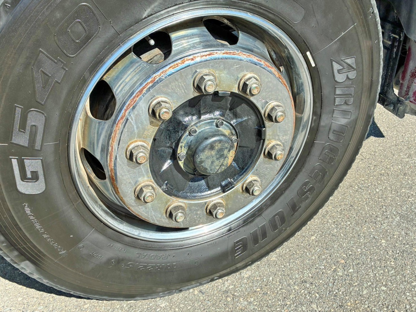 運転席側1軸目のメッキホイールにキズがあります。|日野 プロフィア 2DG-FS1AGAの写真31