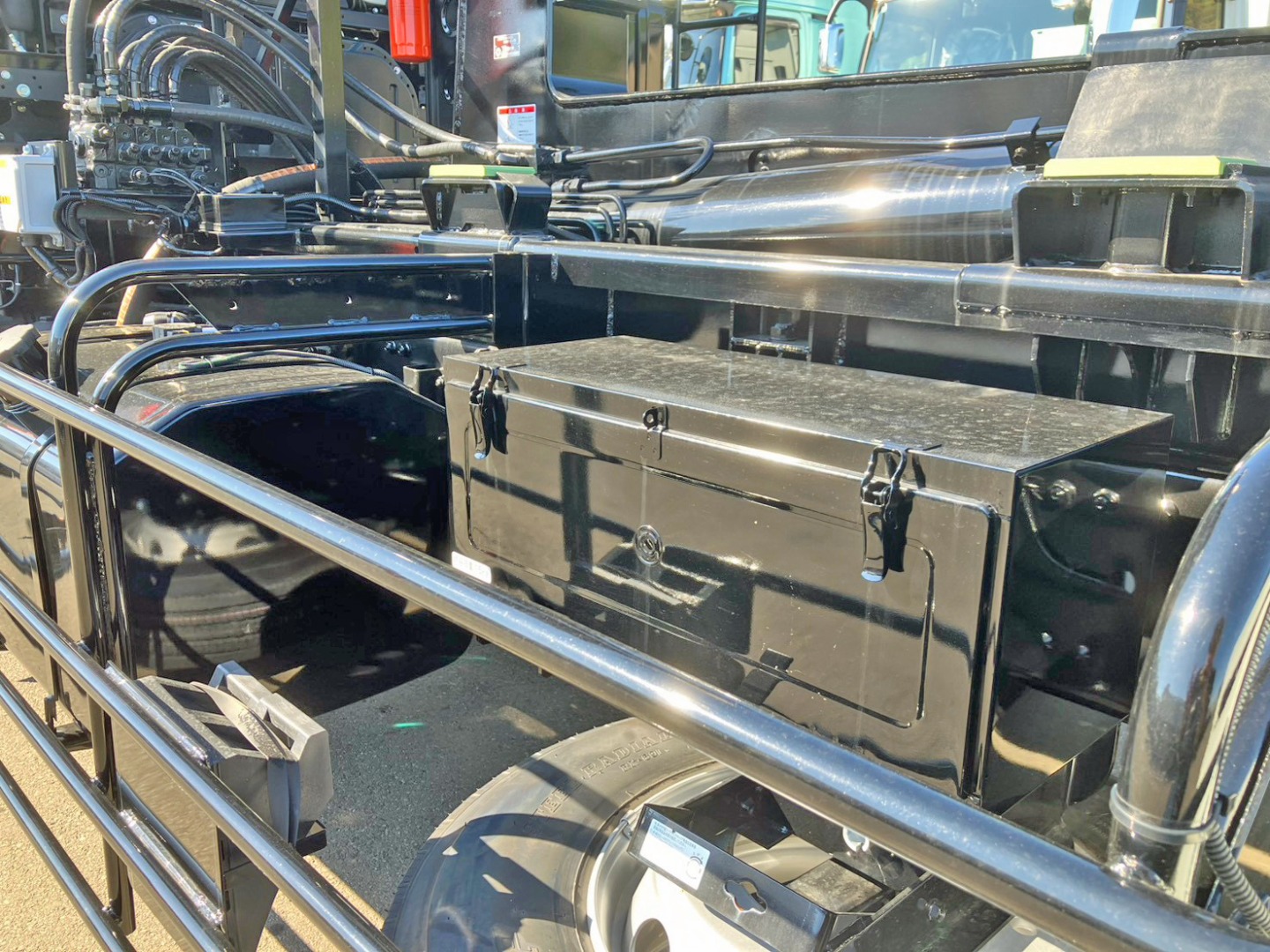 助手席側中央部に工具箱が付いています。|三菱 スーパーグレート 2PG-FV80HYの写真12