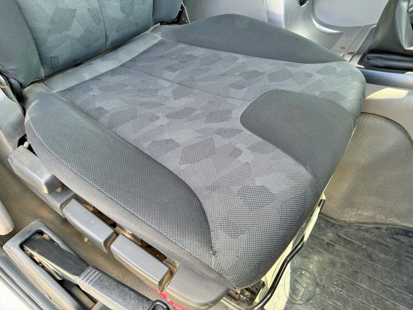 運転席座面にヘタリがあります。|UDトラックス クオン 2PG-CW5ALの写真8