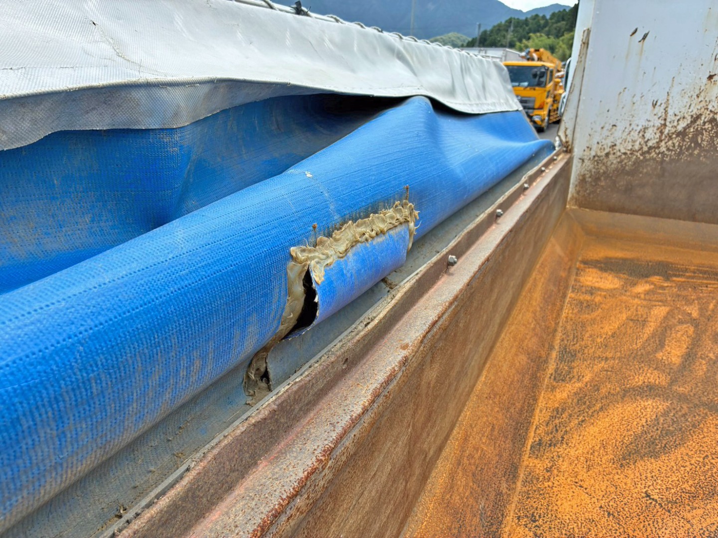 助手席側コボレーンシート中央に破れがあります。|UDトラックス クオン 2PG-CW5ALの写真12