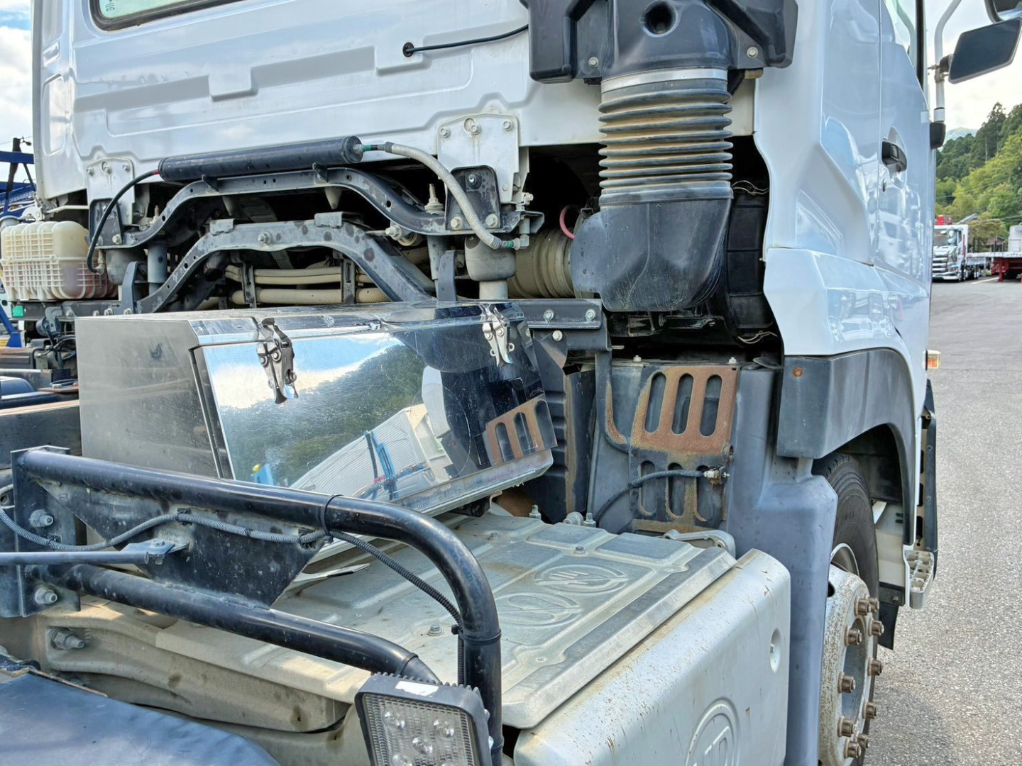 運転席側にステンレス製工具箱が付いています。|UDトラックス クオン 2PG-CW5ALの写真27