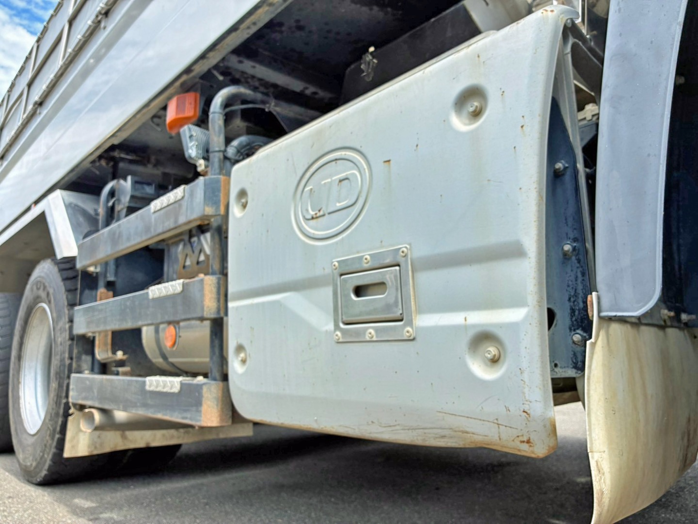 運転席側のマフラーカバー下部にキズ・ヘコミがあります。|UDトラックス クオン 2PG-CW5ALの写真39