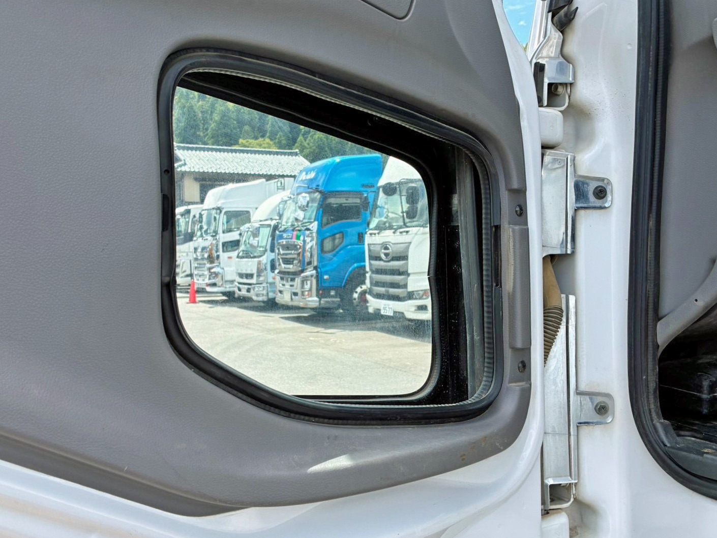 助手席側足元の内窓が欠品しています。|UDトラックス クオン 2PG-CW5ALの写真43