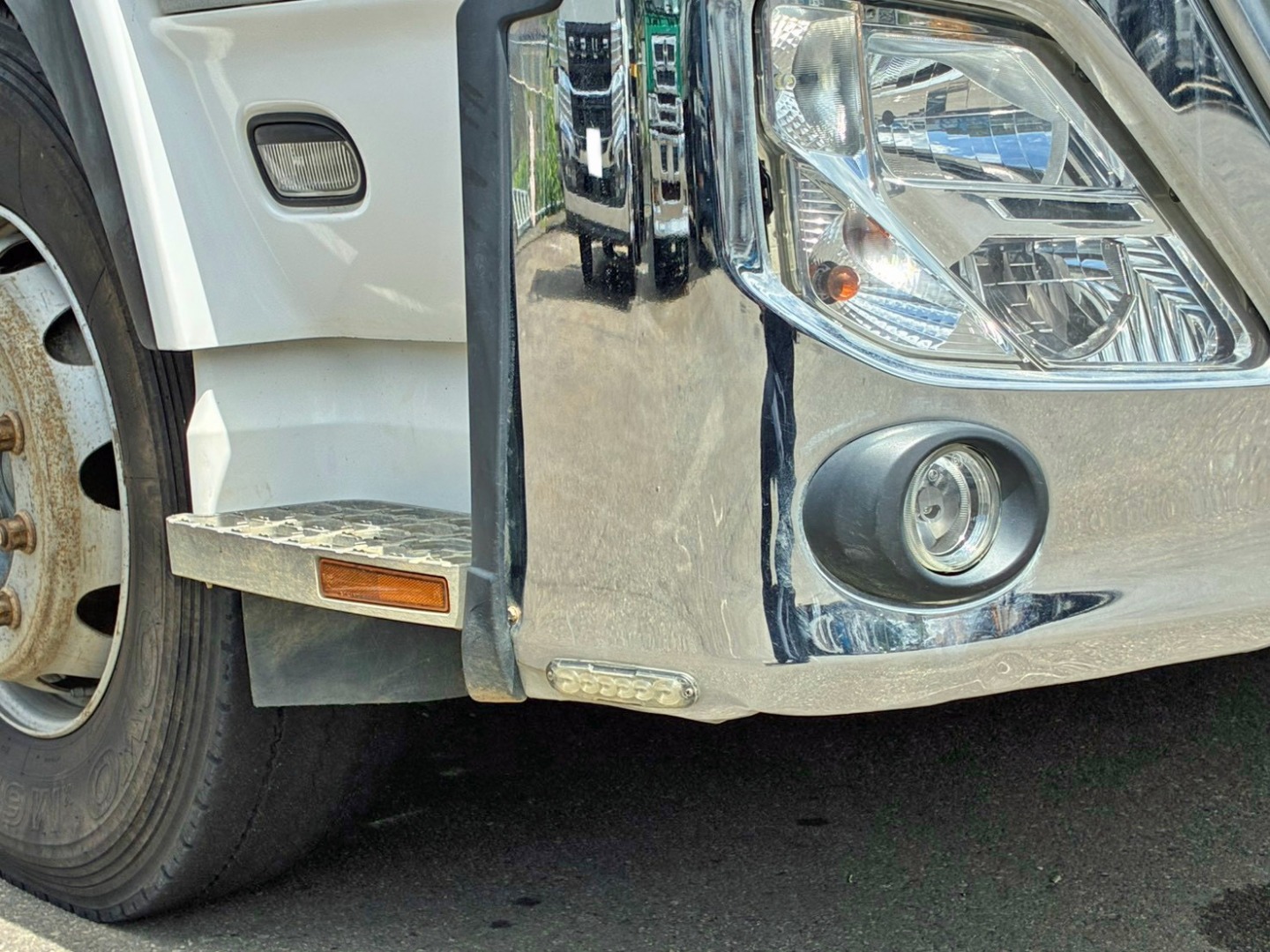 フロントバンパーの運転席側下部に歪みがあります。|UDトラックス クオン 2PG-CW5ALの写真45