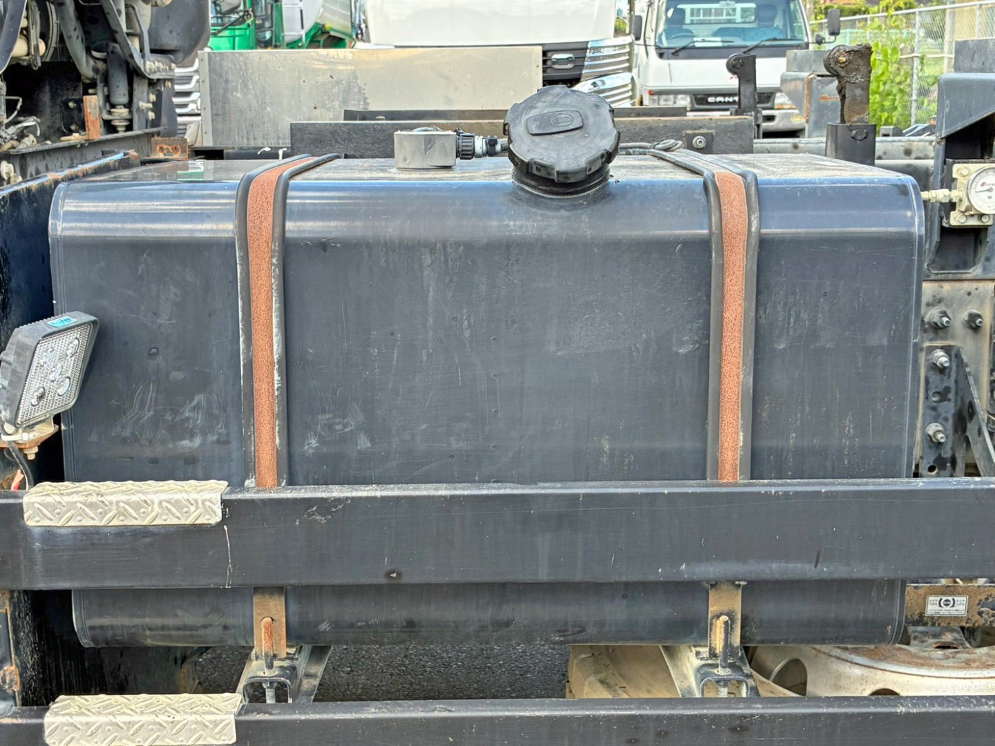 燃料タンクは300Lです。|UDトラックス クオン 2PG-CW5ALの写真48