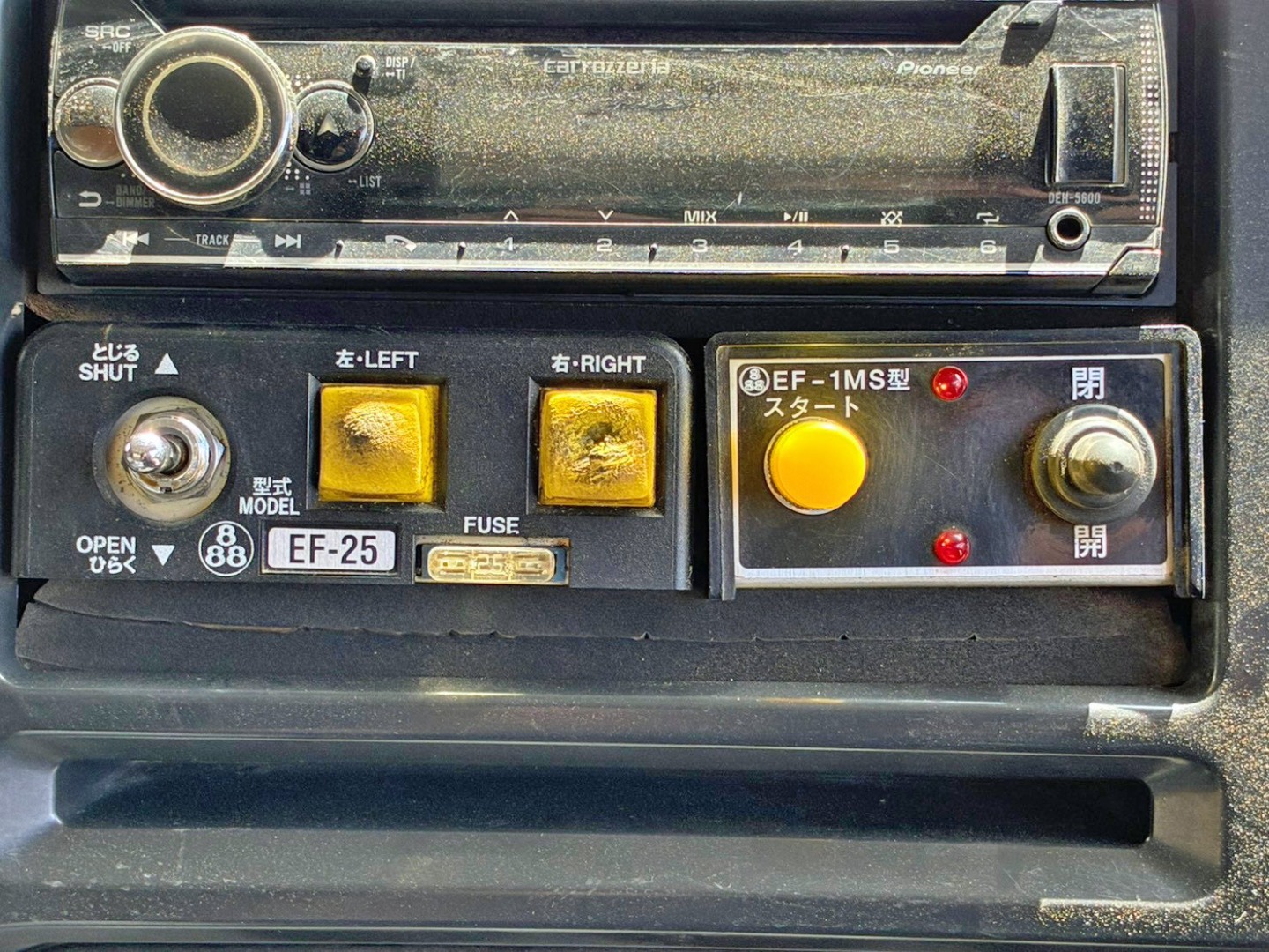 左右コボレーン 及び リヤコボレーンの操作スイッチです。（右側のリヤコボレーンスイッチは作動不良です）|UDトラックス クオン 2PG-CW5ALの写真50