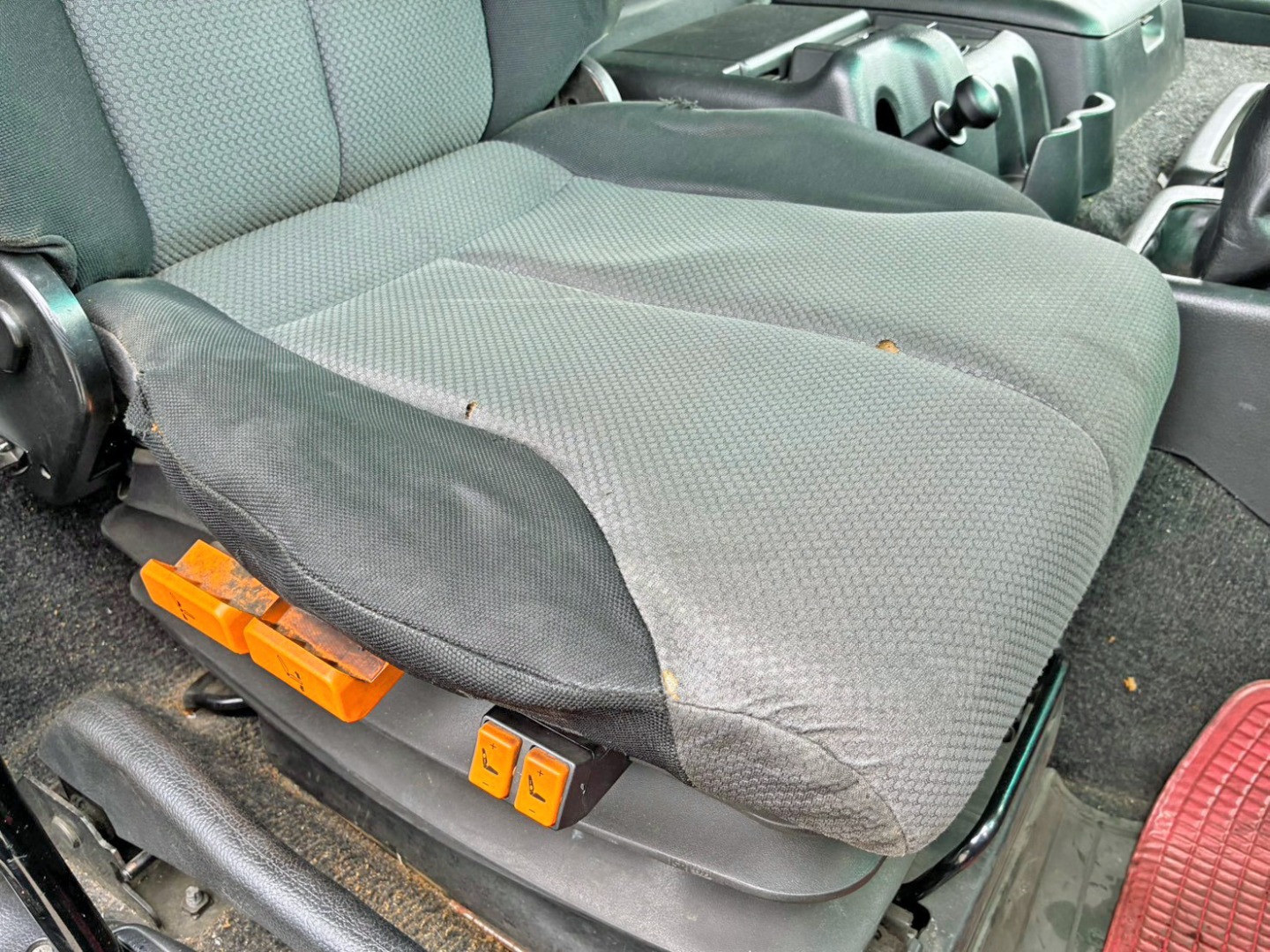 運転席座面にヘタリ・破れがあります。|日野 プロフィア LKG-FR1AKAAの写真8