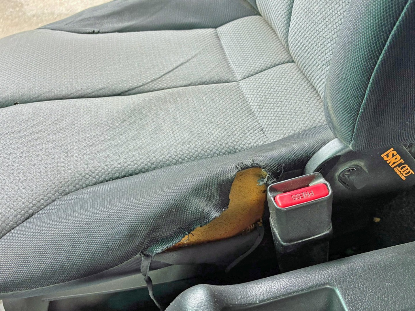 運転席座面の破れです。|日野 プロフィア LKG-FR1AKAAの写真9