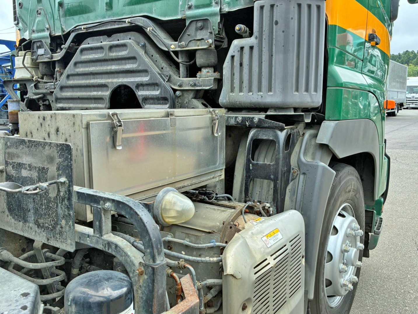 運転席側にステンレス製の工具箱が付いています。|日野 プロフィア LKG-FR1AKAAの写真25