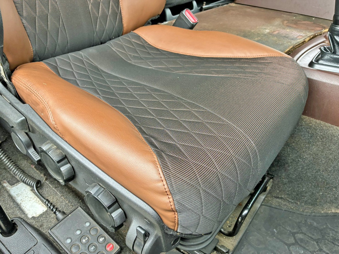 運転席座面にヘタリがあります。|日野 プロフィア 2DG-FW1AHGの写真8