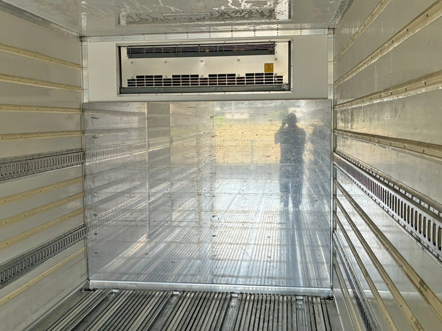 冷凍機の吹き出し口です。(プロテクターにステンが張られています)|日野 プロフィア 2DG-FW1AHGの写真15