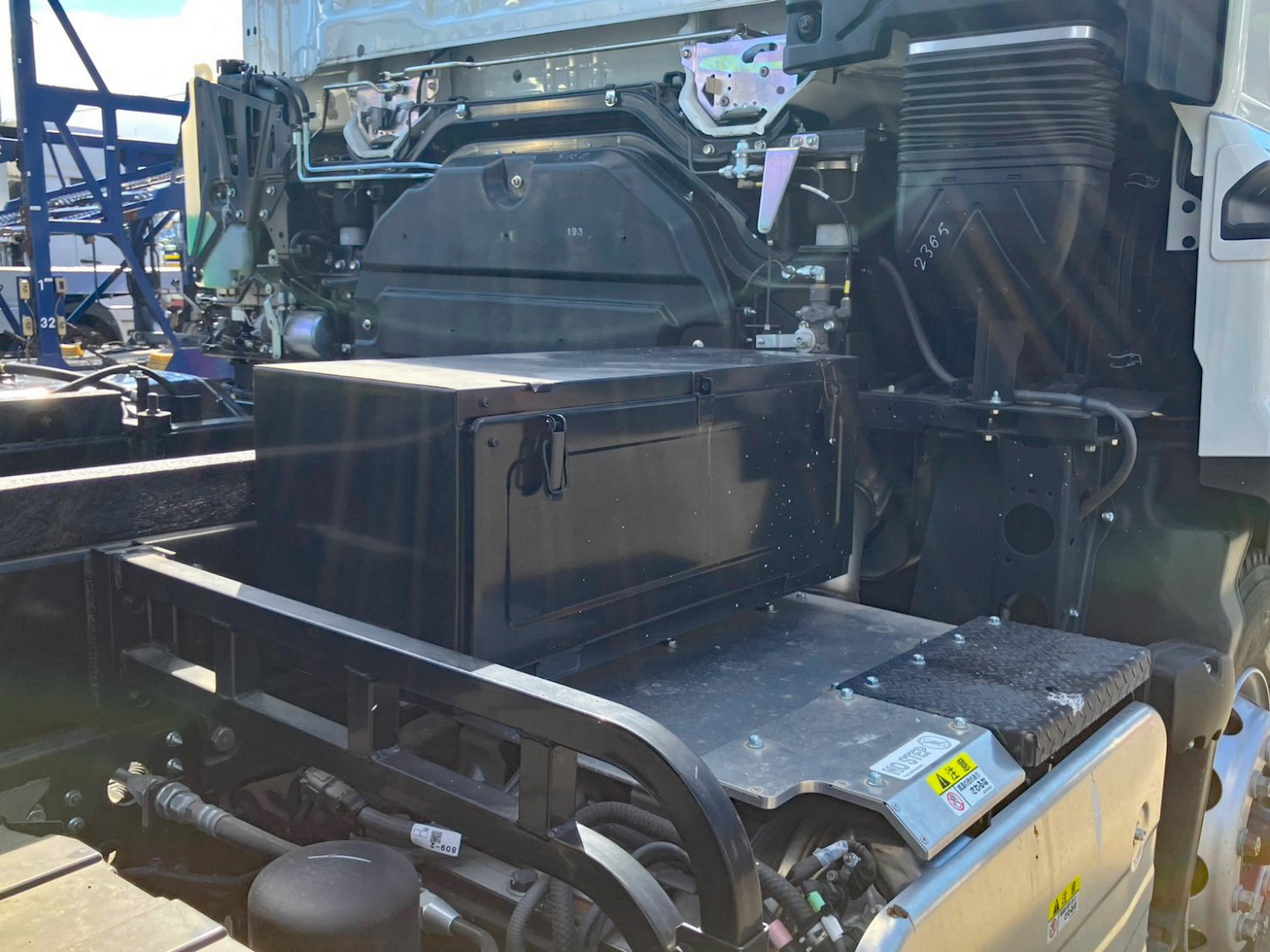 運転席側に工具箱が付いています。|いすゞ ギガ 2RG-CXZ77DTの写真14