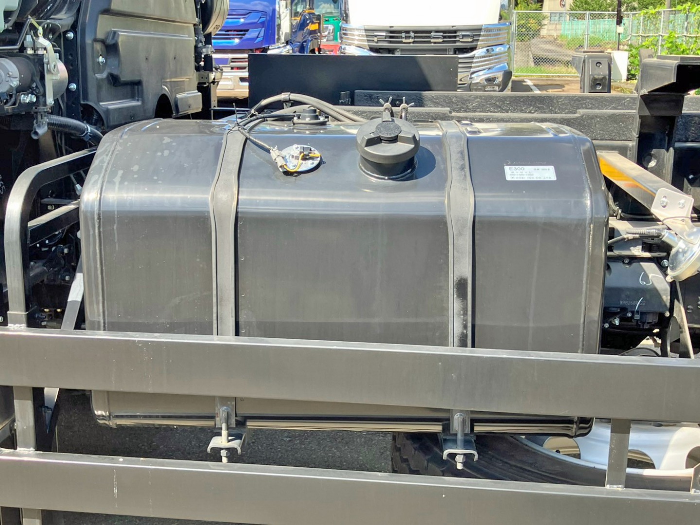 燃料タンクは300Lです。|いすゞ ギガ 2RG-CXZ77DTの写真18