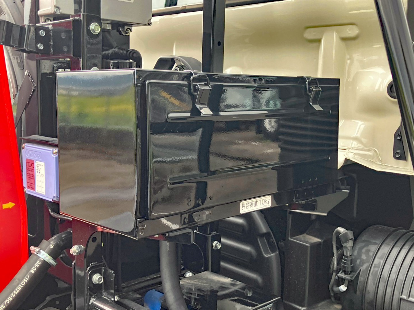 デッキ運転席側に工具箱が付いています。|日野 レンジャー 2PG-FD2ABA(2WD)の写真10