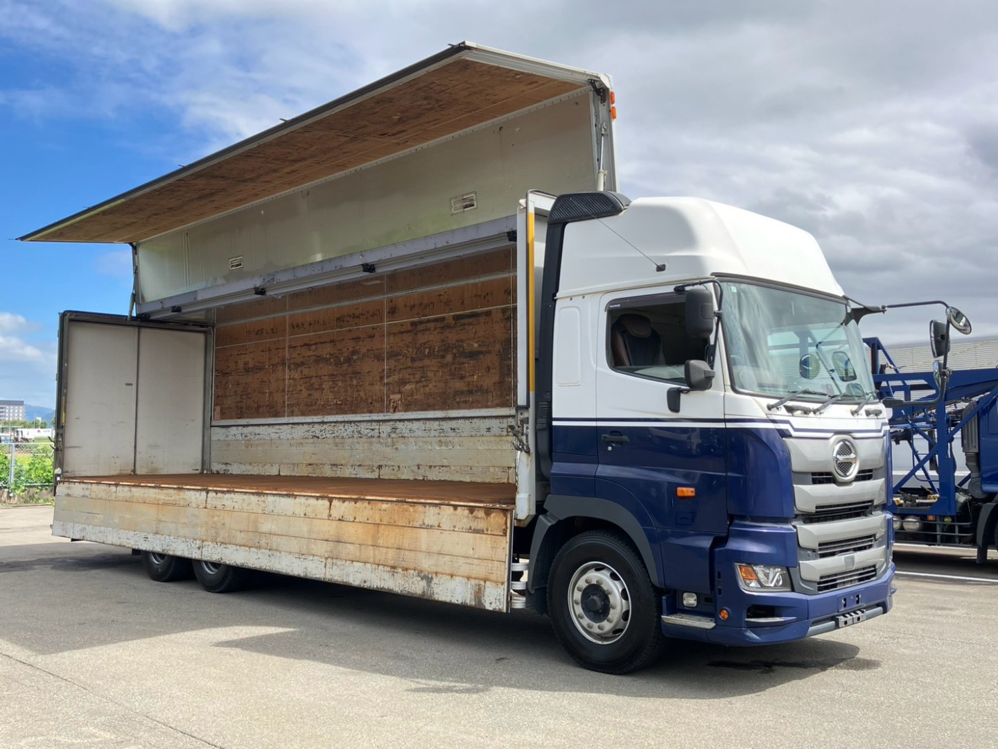 左右アオリは中柱がなく1枚ものです。(運転席側)|日野 プロフィア 2DG-FR1AHGの写真2