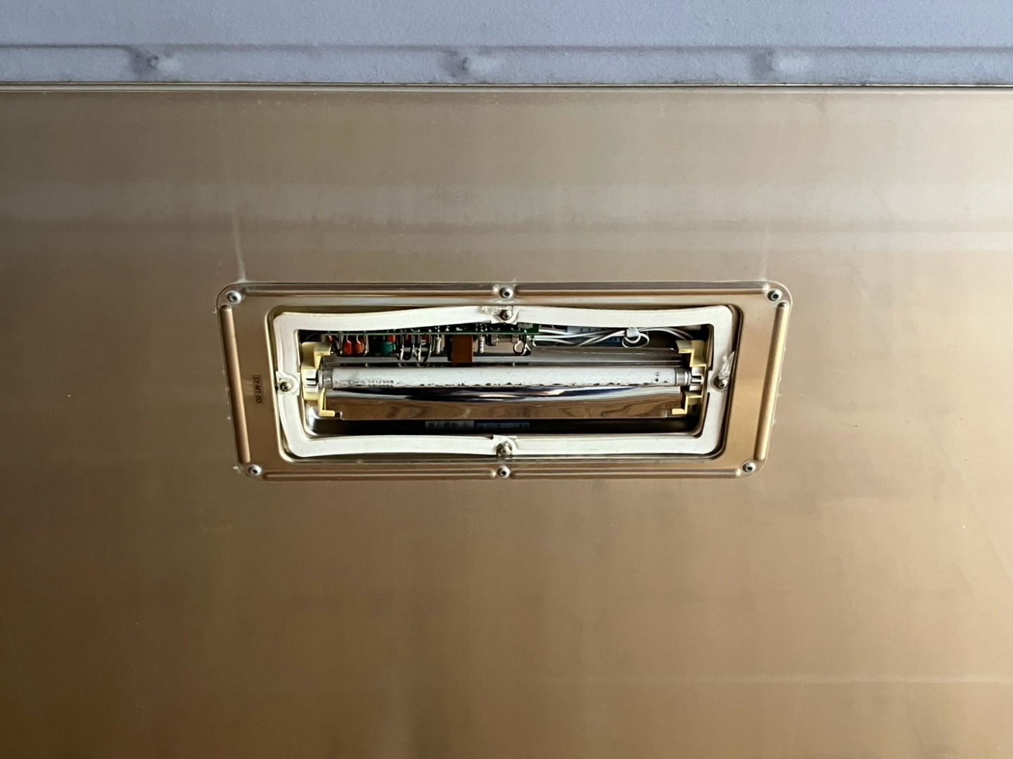 荷室後部の庫内灯レンズが欠品しています。|日野 プロフィア 2DG-FR1AHGの写真16