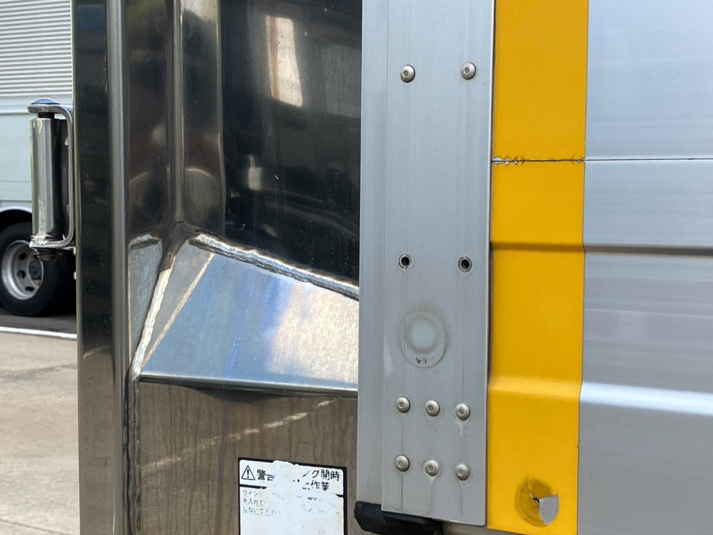 運転席側アオリ後部のリベットが欠品しています。|日野 プロフィア 2DG-FR1AHGの写真19