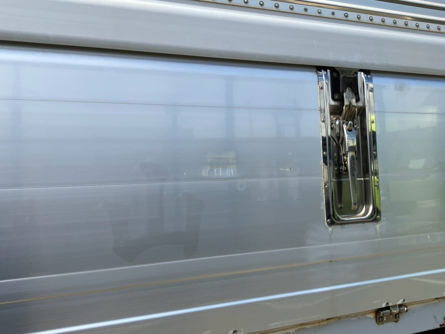 運転席側アオリ中央にキズ・ヘコミがあります。|日野 プロフィア 2DG-FR1AHGの写真24