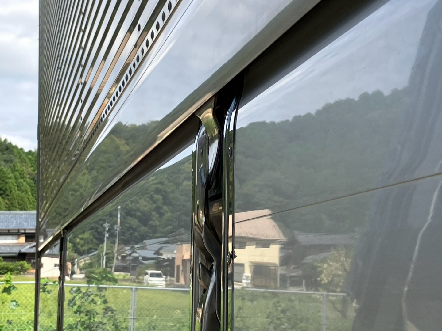 運転席側中央のウイングキャッチに曲がりがあります。（保護カバー欠品）|日野 プロフィア 2DG-FR1AHGの写真26