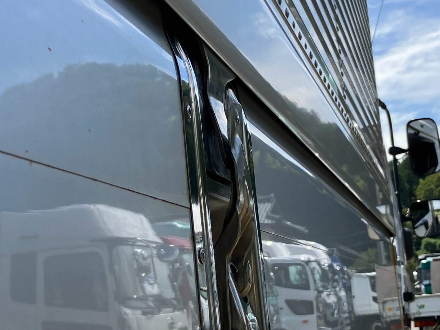 運転席側前から2つ目のウイングキャッチに曲がりがあります。（保護カバー欠品）|日野 プロフィア 2DG-FR1AHGの写真27