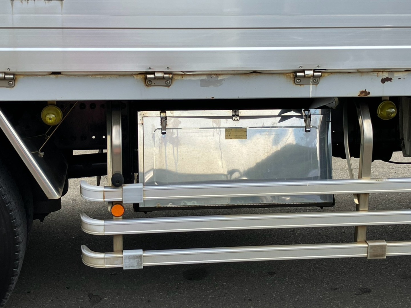 ボディー運転席側中央部にステンレス製の工具箱が付いています。|日野 プロフィア 2DG-FR1AHGの写真33