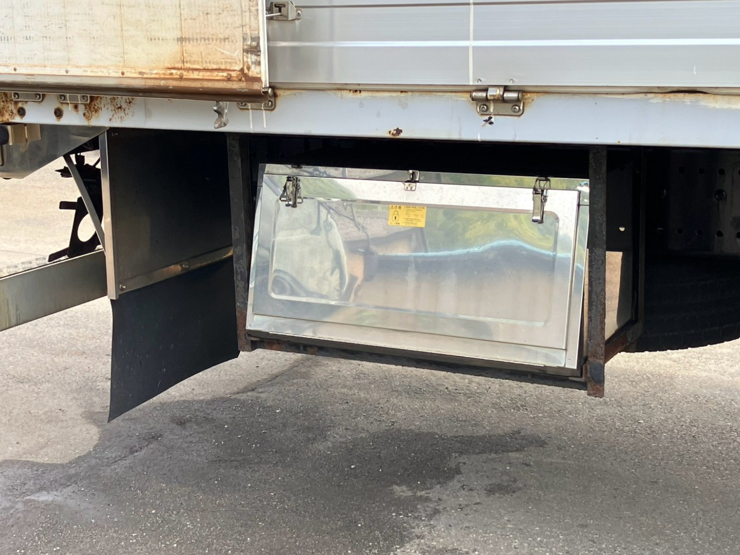 ボディー運転席側後方にステンレス製の工具箱が付いています。|日野 プロフィア 2DG-FR1AHGの写真34