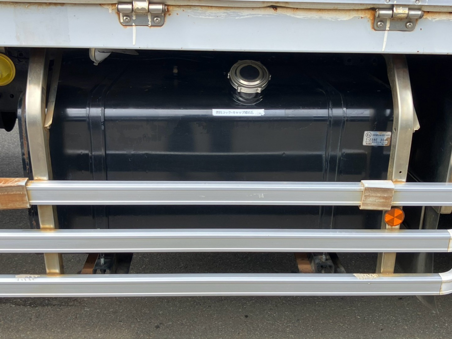 燃料タンクは300Lです。|日野 プロフィア 2DG-FR1AHGの写真36